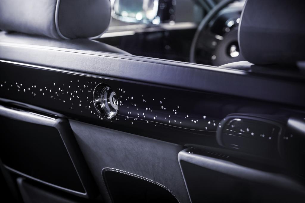 446 Diamanten verteilten die Designer im Innenraum des Einzelstückes, die Edelsteine sorgen mit dem „Starlight“–Dachhimmel für glänzende Momente