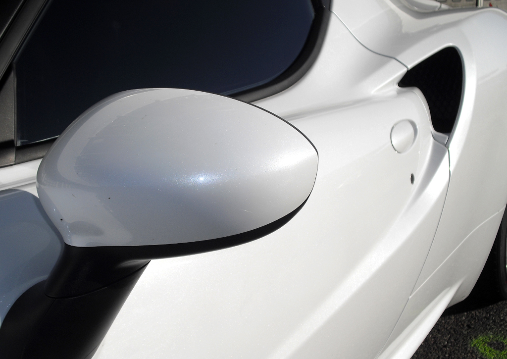Alfa Romeo 4C: Blick auf Außenspiegel und Lufteinlass hinten auf der Fahrerseite. 
