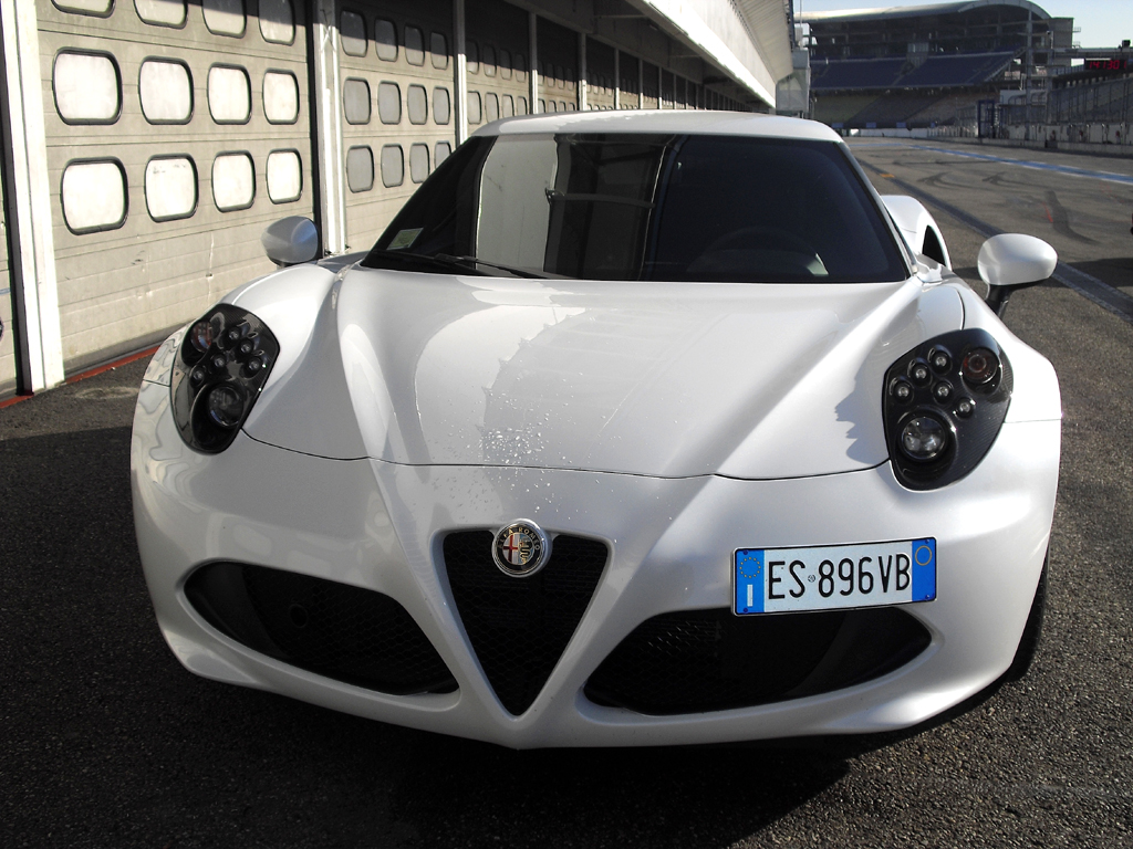 Alfa Romeo 4C: Blick auf die Frontpartie mit dem Scudetto in der Mitte. 