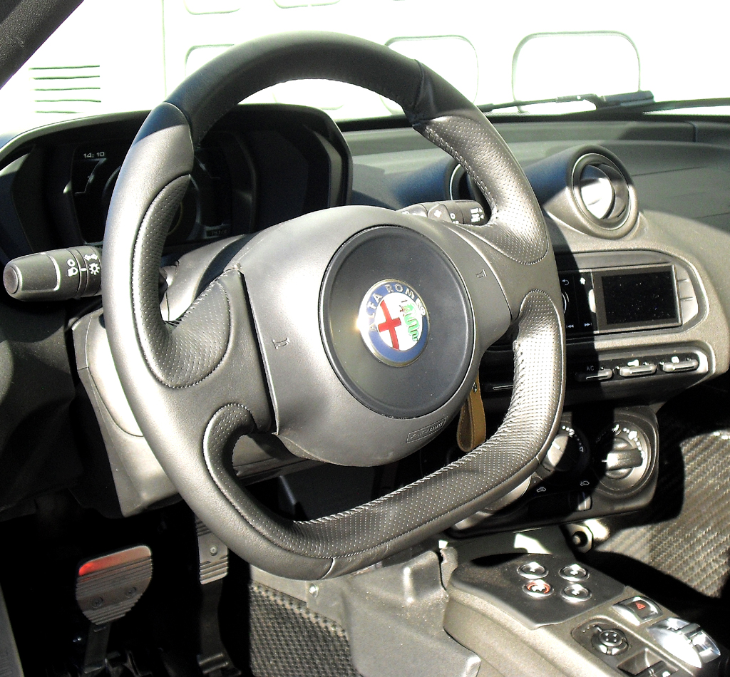 Alfa Romeo 4C: Blick ins sportliche Cockpit. 