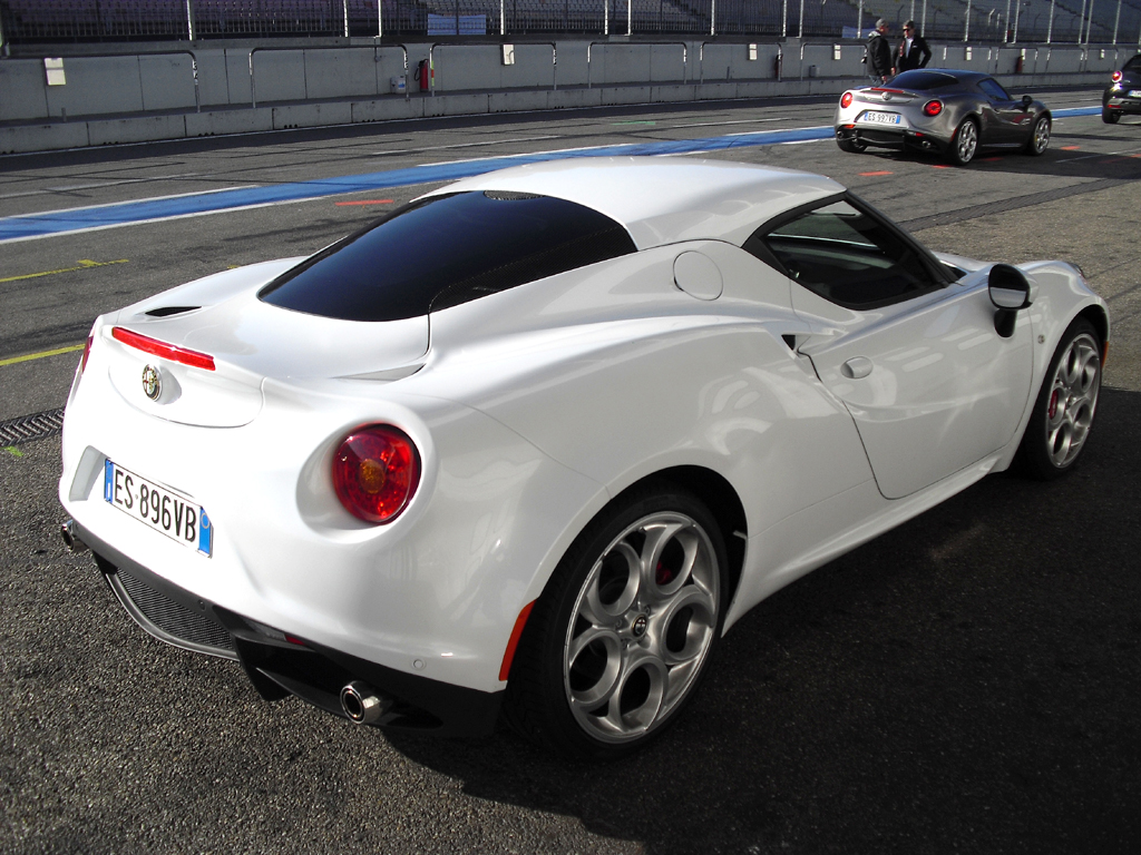 Alfa Romeo 4C: Heck-/Seitenansicht. 