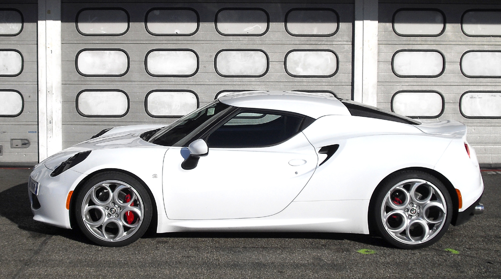 Alfa Romeo 4C: So sieht die flache Zweisitzer-Flunder von der Seite aus. 