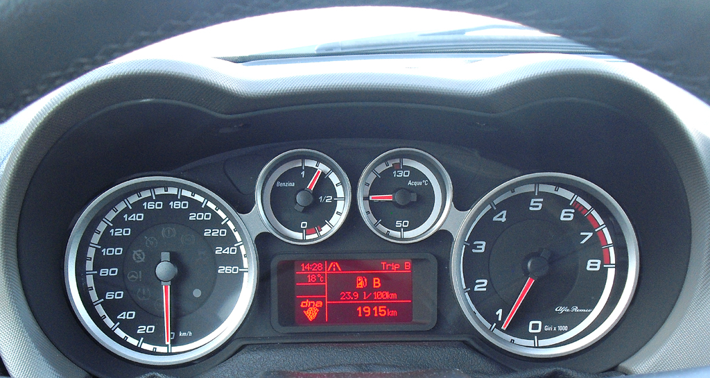 Alfa Romeo Mito: Blick durch den Lenkradkranz auf die Rundinstrumentierung. 