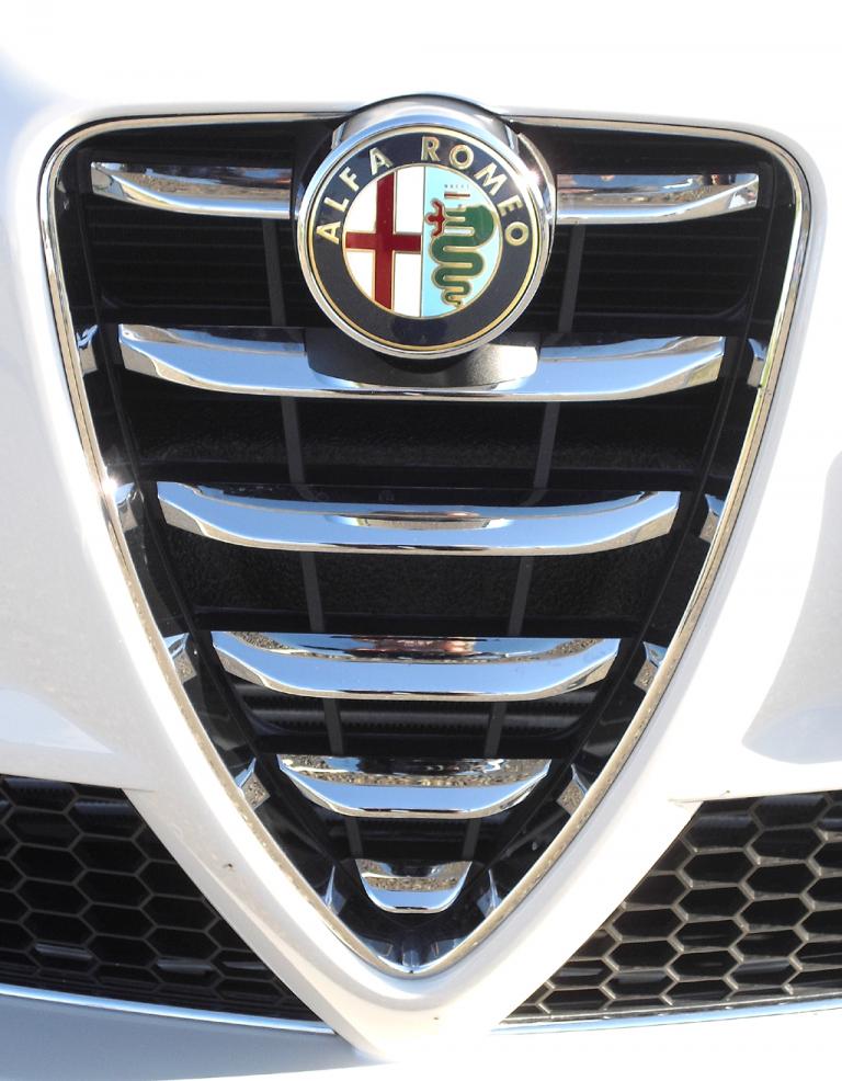 Alfa Romeo Mito: Vorn sitzt das Markenlogo oben im typischen Scudetto-Kühlergrill. 