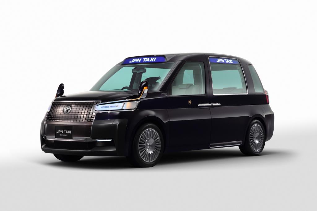 Auch ein Taxi steht auf dem Messestand in Tokio