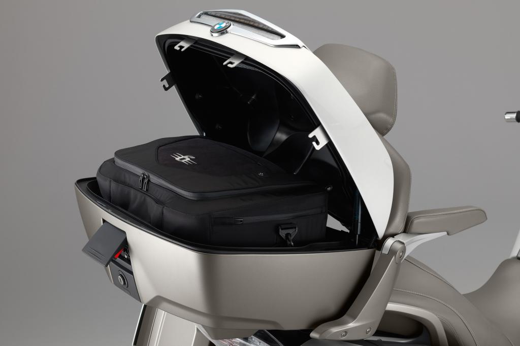 Auch sonst hat BMW sein Konkurrenzprodukt zur in den USA weit verbreiteten Honda Goldwing 1800 hübsch herausgeputzt.