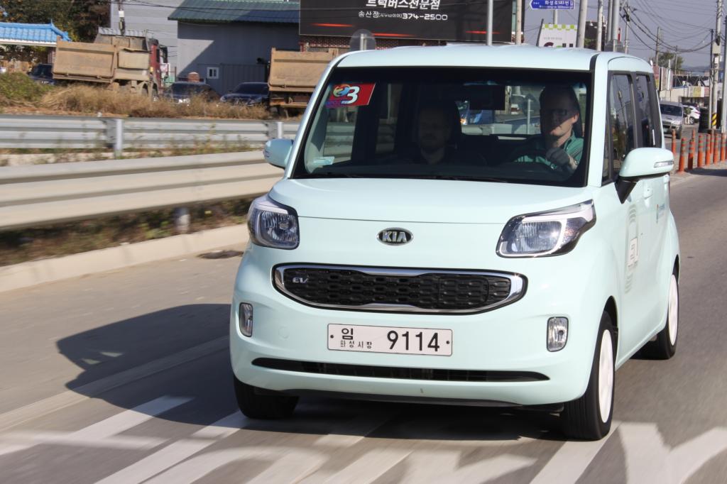 Auch wenn der Kia Ray nur daheim in Korea gebaut wird und auch dort nicht auf riesige Stückzahlen kommt, hat bald die ganze Kia-Kundschaft etwas von dem ebenso winzigen wie witzigen Würfel