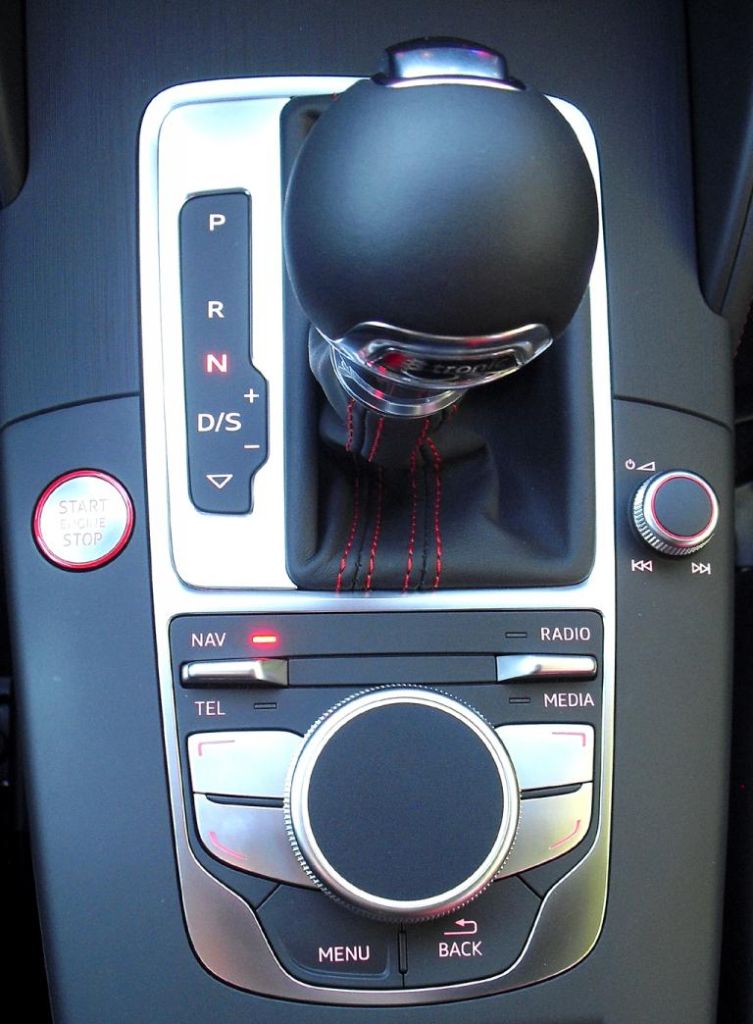Audi S3 Limousine: Blick auf die Bedieneinheit um Getriebewählhebel und Controller. 