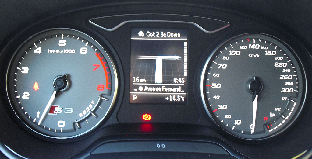 Audi S3 Limousine: Blick durch den Lenkradkranz auf die Rundinstrumentierung. 