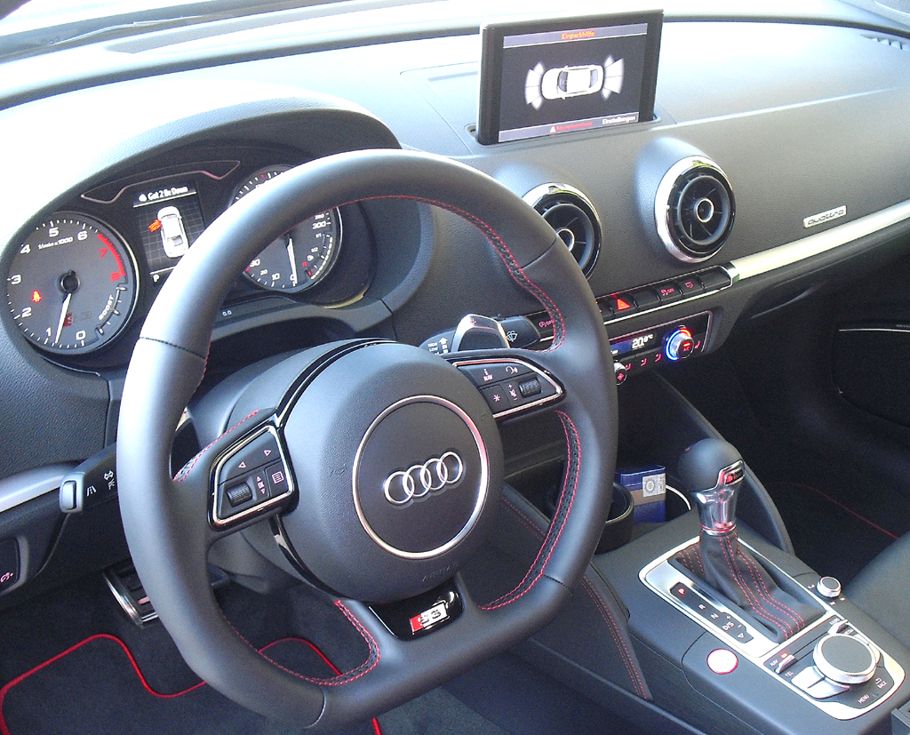 Audi S3 Limousine: Blick ins sportlich-funktionelle Cockpit. 