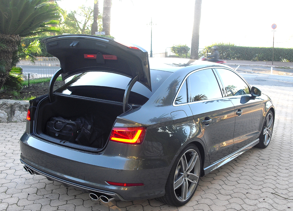 Audi S3 Limousine: Der Kofferraum fasst noch erweiterbare 390 Liter Gepäck. 