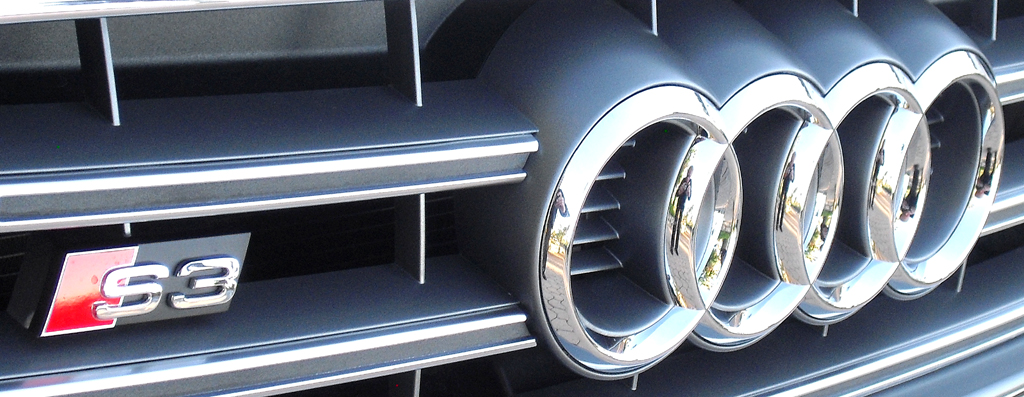 Audi S3 Limousine: Markenringe und S3-Logo sitzen vorn im Kühlergrill. 