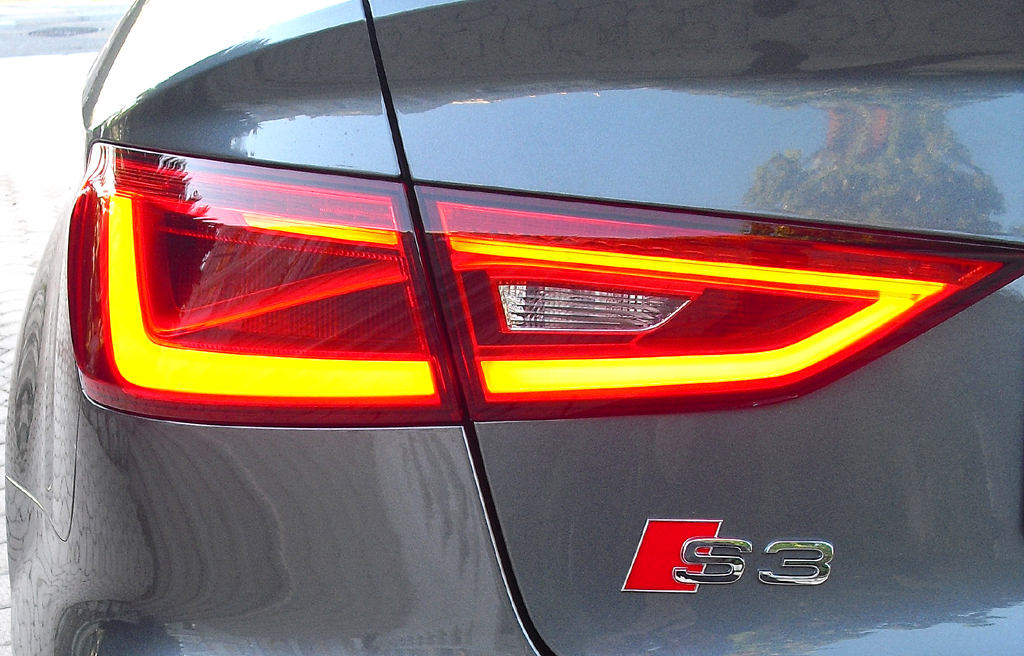 Audi S3 Limousine: Moderne Leuchteinheit hinten mit S3-Logo. 