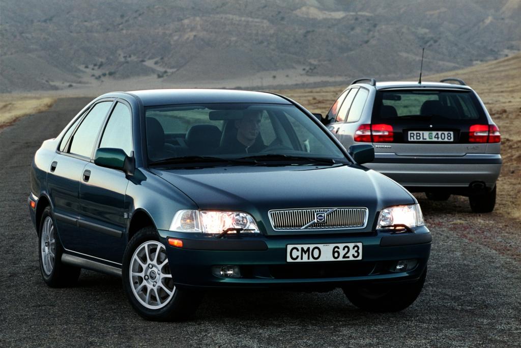 Auf der gleichen technischen Plattform stehend wie der Mitsubishi Carisma ließ Volvo seine Limousine S40, die als Kombi V40 heißt, als Nachfolger der 400er-Serie ab 1996 in den Niederlanden vom Band rollen