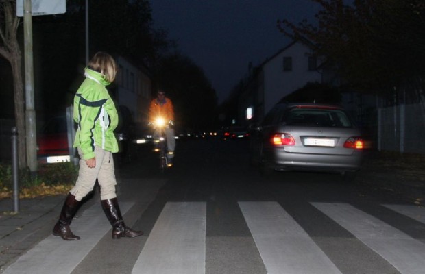 Autofahrer haftet nicht bei dunkler Kleidung