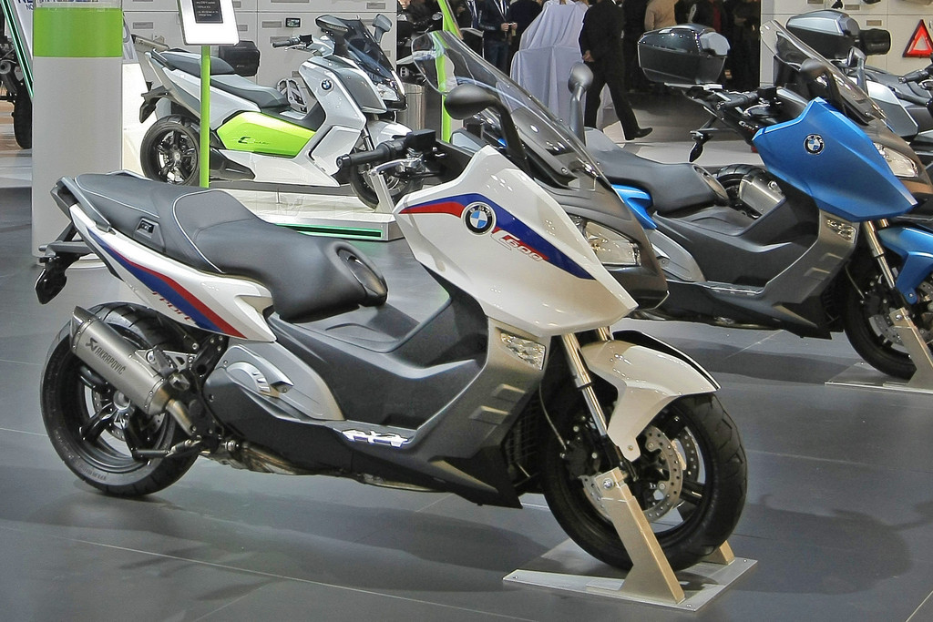 BMW kleidet seine Scooter neu ein