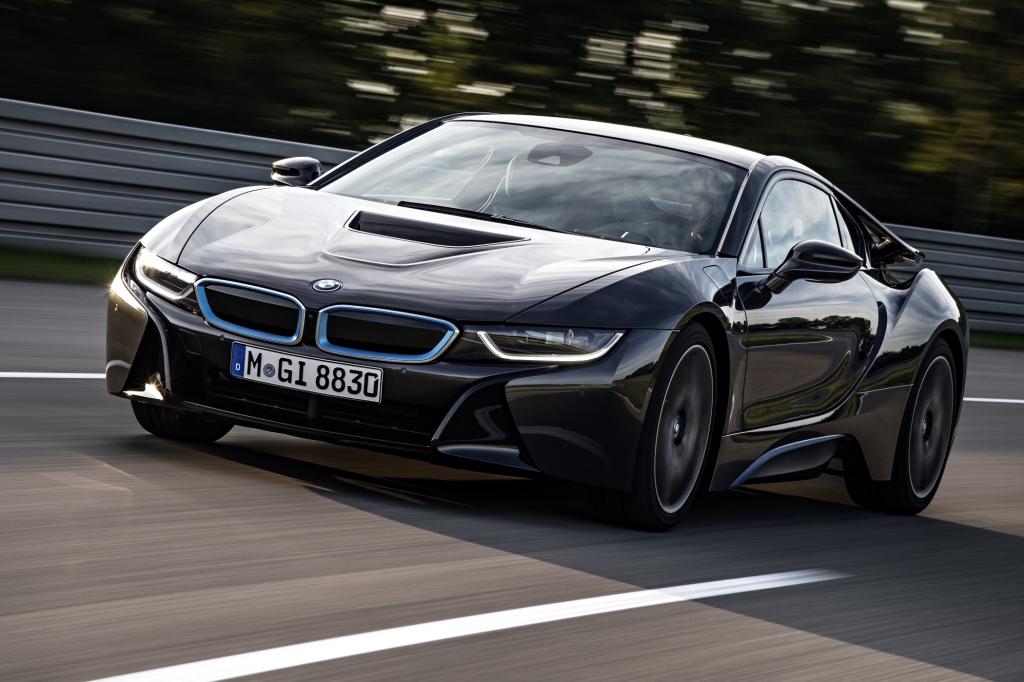 BMW zeigt allerdings, wie sich Luxus und nachhaltige Mobilität kombinieren lassen und stellt die Serienversion des Elektro-Sportwagens i8 vor.