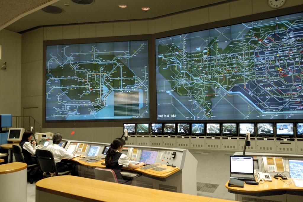 Befinden sich z. B. Verkehrsteilnehmer auf Kollisionskurs, greifen elektronische Systeme automatisch ein.