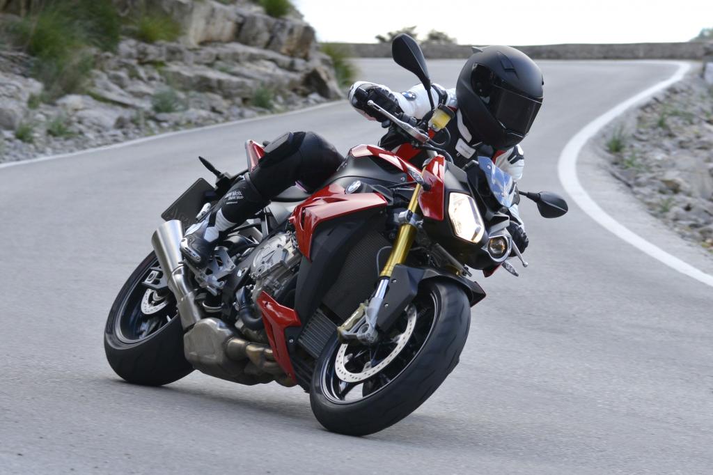 Beflügelt vom Erfolg seines Supersportlers RR bringt BMW nach dem Baukastenprinzip die S 1000 R auf den Markt