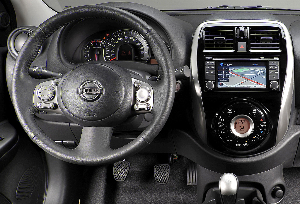 Blick ins Cockpit des kleinen Stadtautos. 