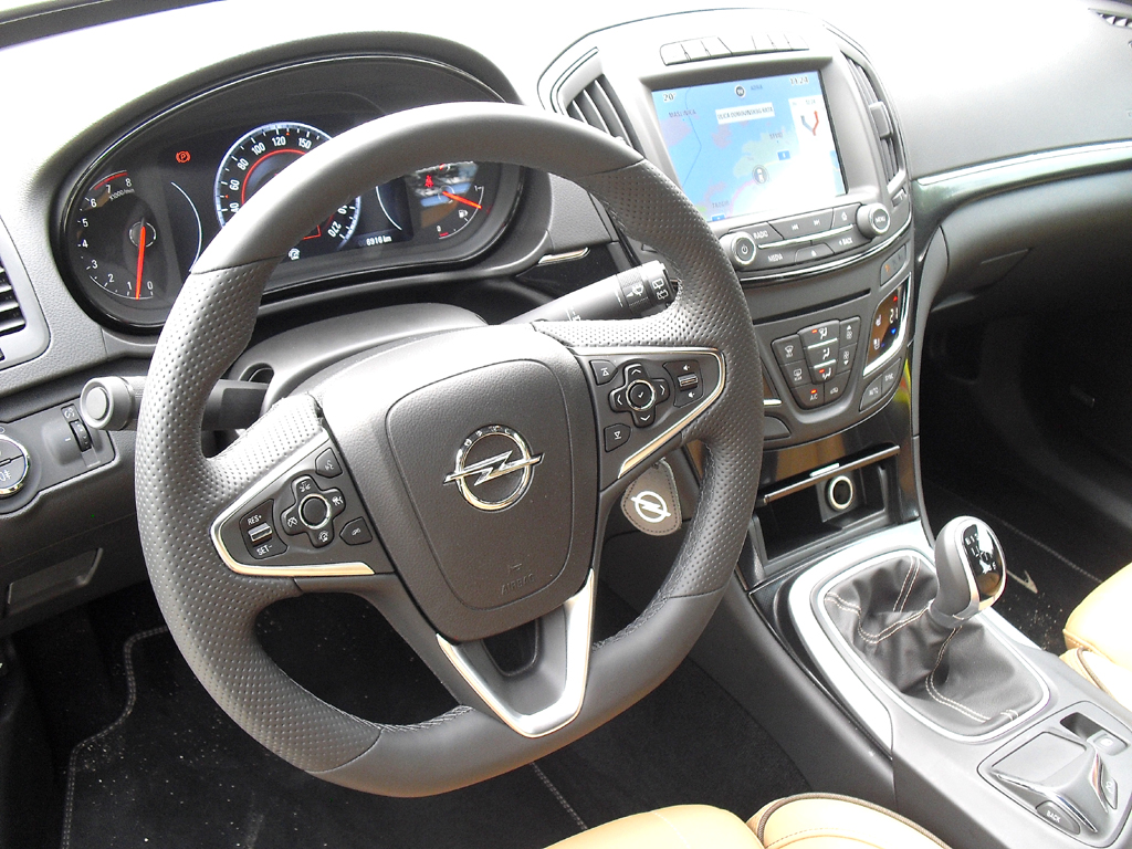 Blick ins Cockpit des neuen Opel Insignia Country Tourers. 