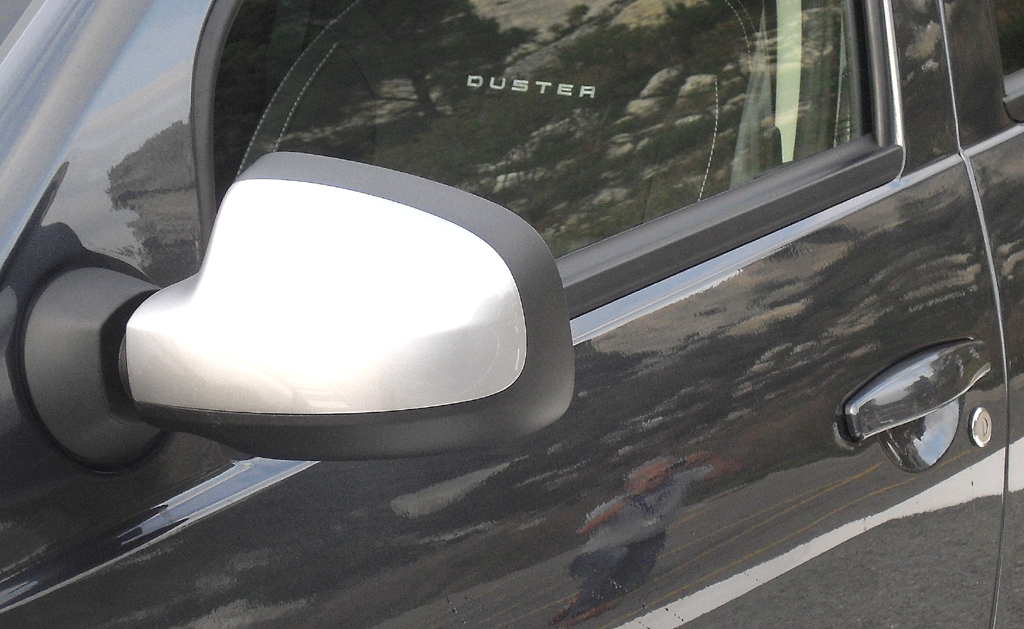 Dacia Duster: Blick auf den Außenspiegel, hier in Matt-Chrom. 