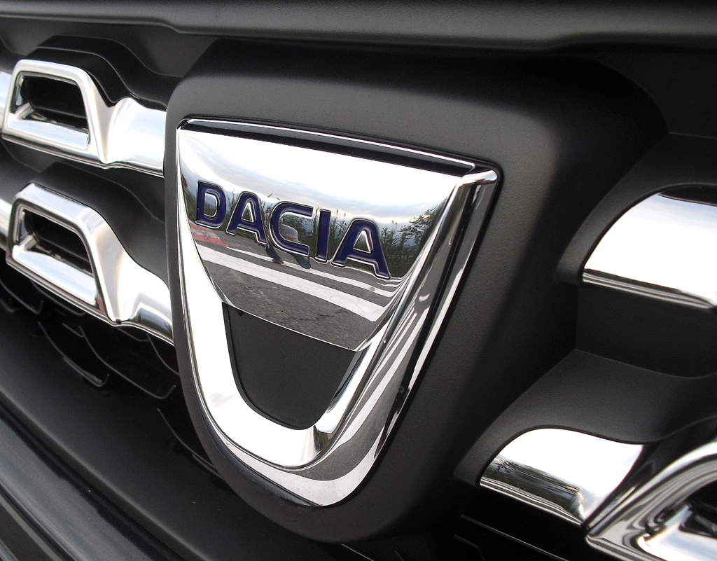 Dacia Duster: Das Markenlogo sitzt vorn im neuen wabenförmigen Kühlergrill. 