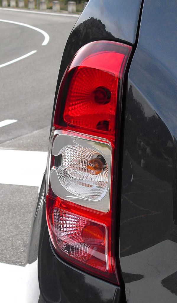 Dacia Duster: Die Leuchteinheiten hinten sind vertikal ausgerichtet. 