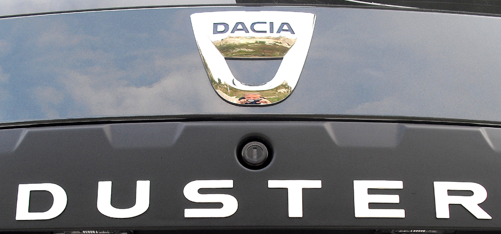 Dacia Duster: Markenlogo und Modellschriftzug sitzen hinten auf der Heckklappe. 
