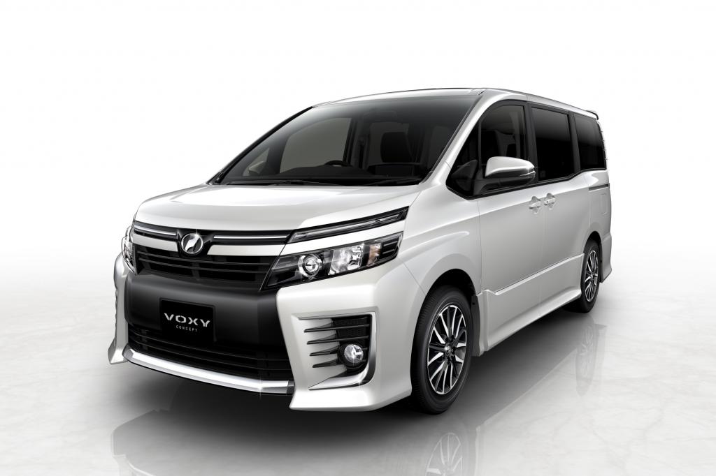 Darüber hinaus zeigt der Autobauer dem japanischen Publikum neue Modelle für den heimischen Markt: So zum Beispiel mit dem Voxy Concept eine seriennahe Studie eines Siebensitzer mit besonders tief angeordnetem Fahrzeugboden und Hybridantrieb