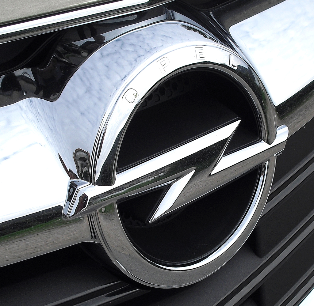 Das Markenlogo, der Blitz, sitzt vorn bei allen Opel-Modellen in einer Spange im Kühlergrill. 
