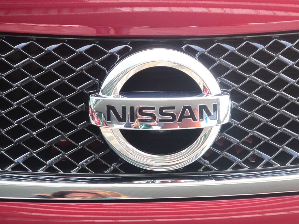 Das Nissan-Markenlogo sitzt vorn beim Note im oberen Kühlergrill-Teil. 