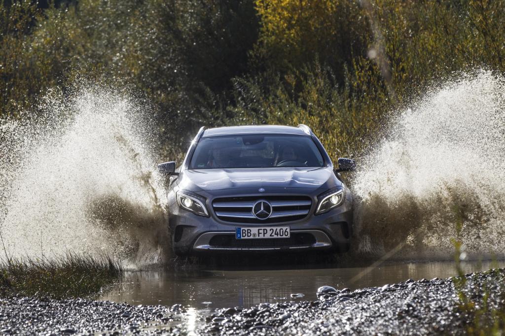 Das Wasser sprüht meterhoch, die Schlammklumpen fliegen zur Seite, im Rückspiegel sieht man nur Matsch und Modder - Erprobungsfahrt mit dem Mercedes GLA