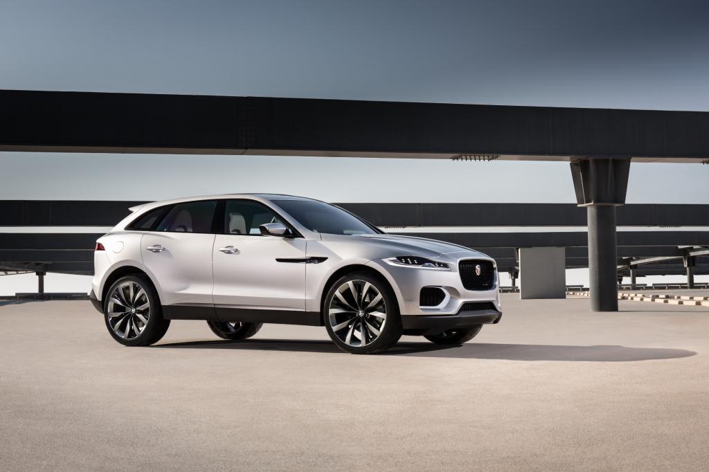 Der Stilführer räumt zwar freimütig ein, dass er für so ein auf den ersten Blick für Jaguar ziemlich abwegiges Konzept ein paar Skizzen mehr machen und sich erst langsam an die perfekten Proportionen herantasten musste.