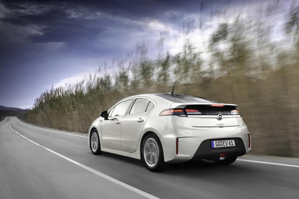 Der stromernde Opel Ampera nimmt Fahrt auf