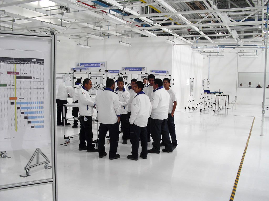 Die Beschäftigungszahlen deutscher Hersteller auch im Ausland, hier Arbeiter im neuen VW-Motorenwerk in Silao/Mexiko, wachsen.