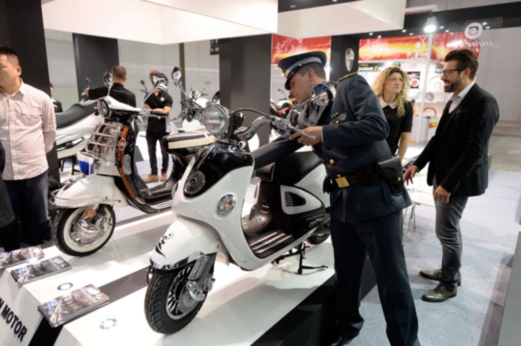 Die „Guardia di Finanza“, die italienische Finanzpolizei, beschlagnahmte elf im Nostalgie-Stil der Vespa designten Roller aus chinesischer Produktion