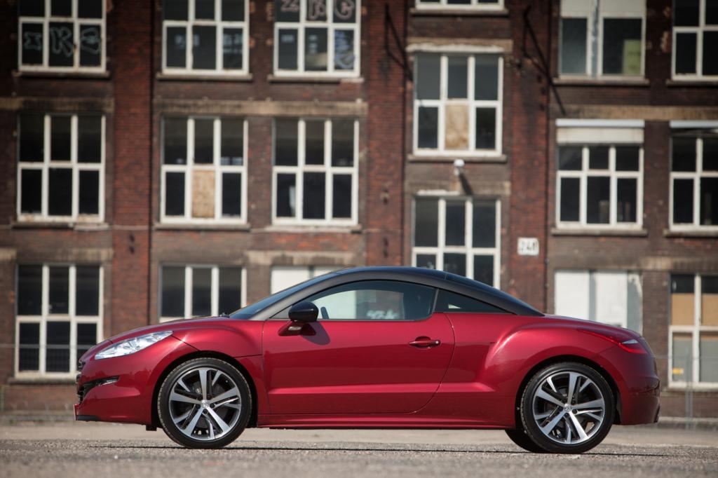 Die Proportionen erinnern an einen Mittelmotorsportler - wenn da die langen Überhänge nicht wären