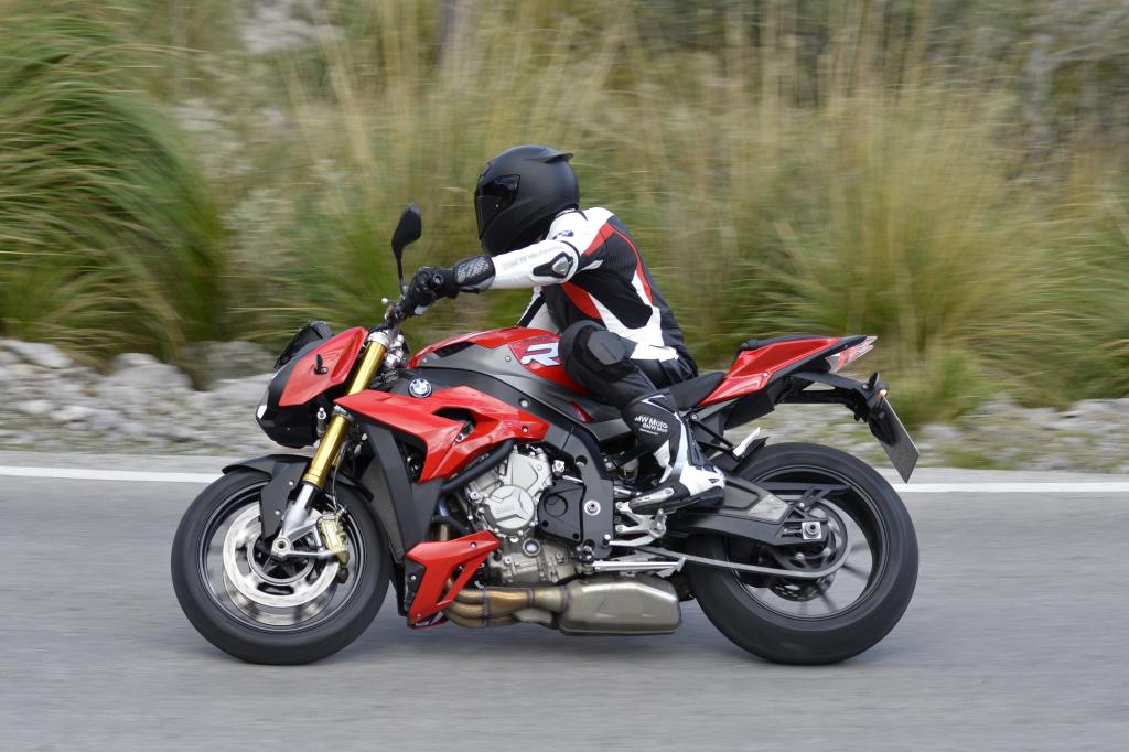 Ein breiterer und höherer Rohrlenker ersetzt die tief platzierten Stummel des Supersportlers RR. Das bringt auf der S 1000 R eine aufrechtere Sitzposition, mehr Komfort und Übersicht