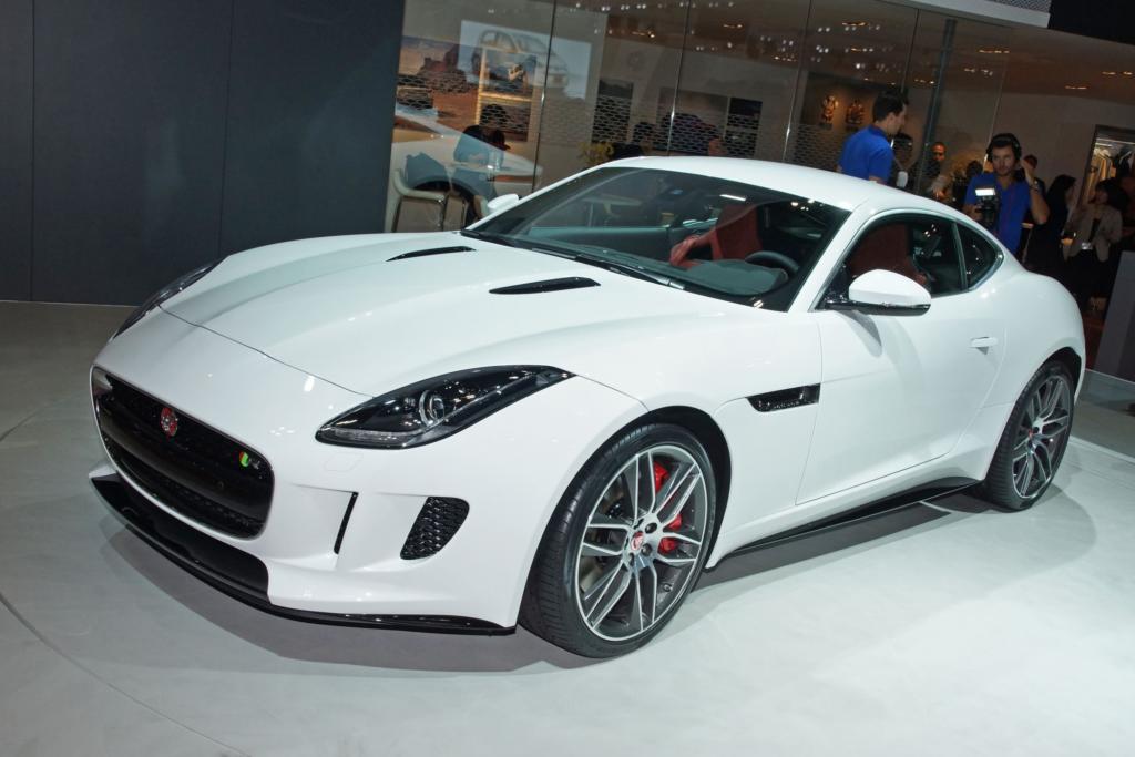 Ein weiteres Messe-Highlight liefert Jaguar mit der Coupé-Version des F-Type-Roadsters. 