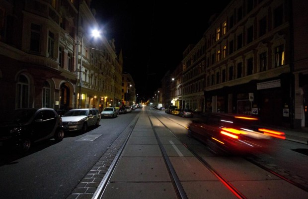 Eine Straße erstrahlt im LED-Licht