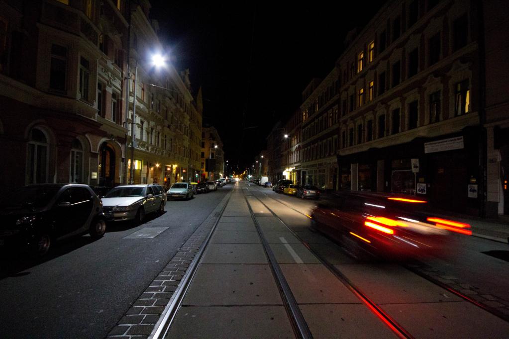 Eine Straße erstrahlt im LED-Licht