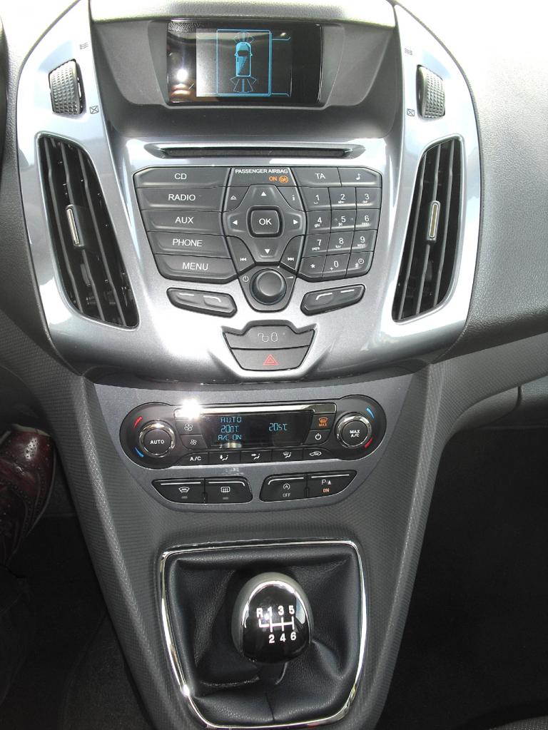Ford Tourneo Connect: Blick auf den mittleren Armaturenträger mit dem kleinen Display oben. 