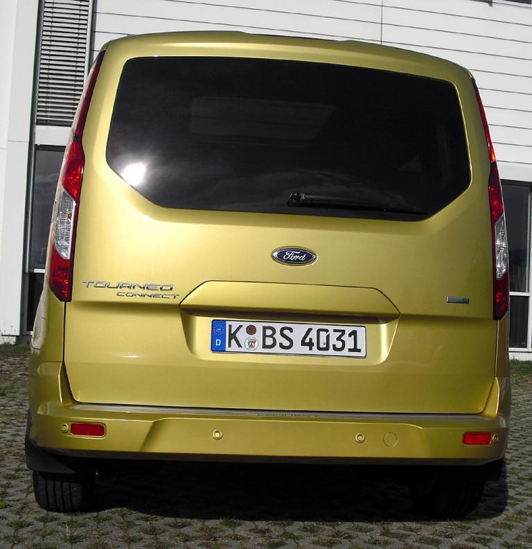 Ford Tourneo Connect: Blick auf die Heckpartie mit der großen Heckklappe. 