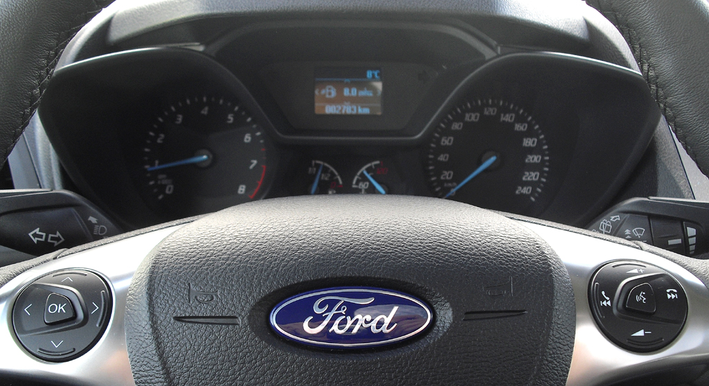 Ford Tourneo Connect: Blick durch den Lenkradkranz auf die Rundinstrumentierung. 