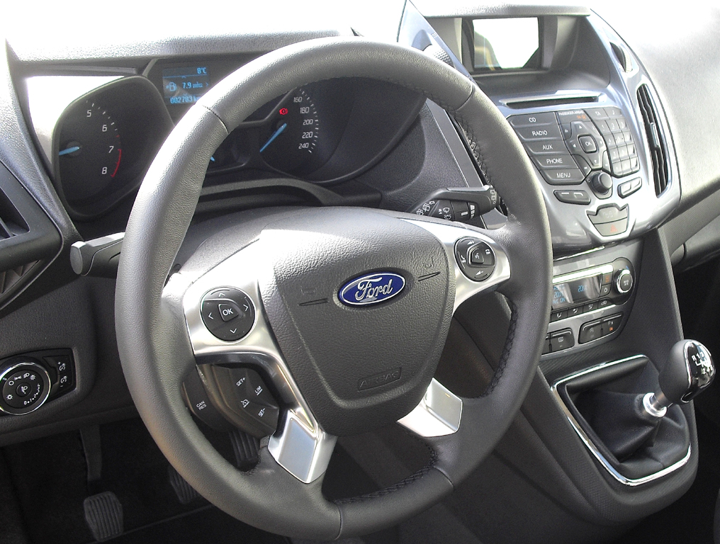Ford Tourneo Connect: Blick ins recht übersichtlich gestaltete Cockpit. 