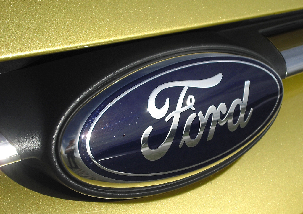 Ford Tourneo Connect: Das Markenlogo sitzt vorn über dem Kühlergrill. 