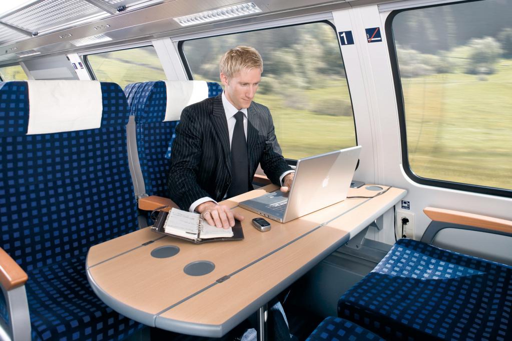 Geschäftsreisende arbeiten unterwegs oft online