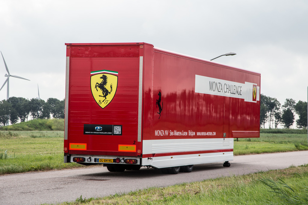 Holländer vermietet rollende Rennwagengaragen
