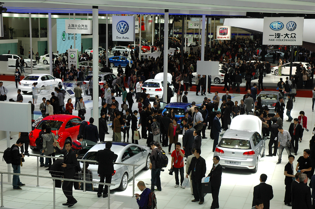 In Asien, hier VW-Stand bei der Autoschau 2011 in Shanghai, sind zuletzt über 38 Millionen Fahrzeuge verkauft worden. 